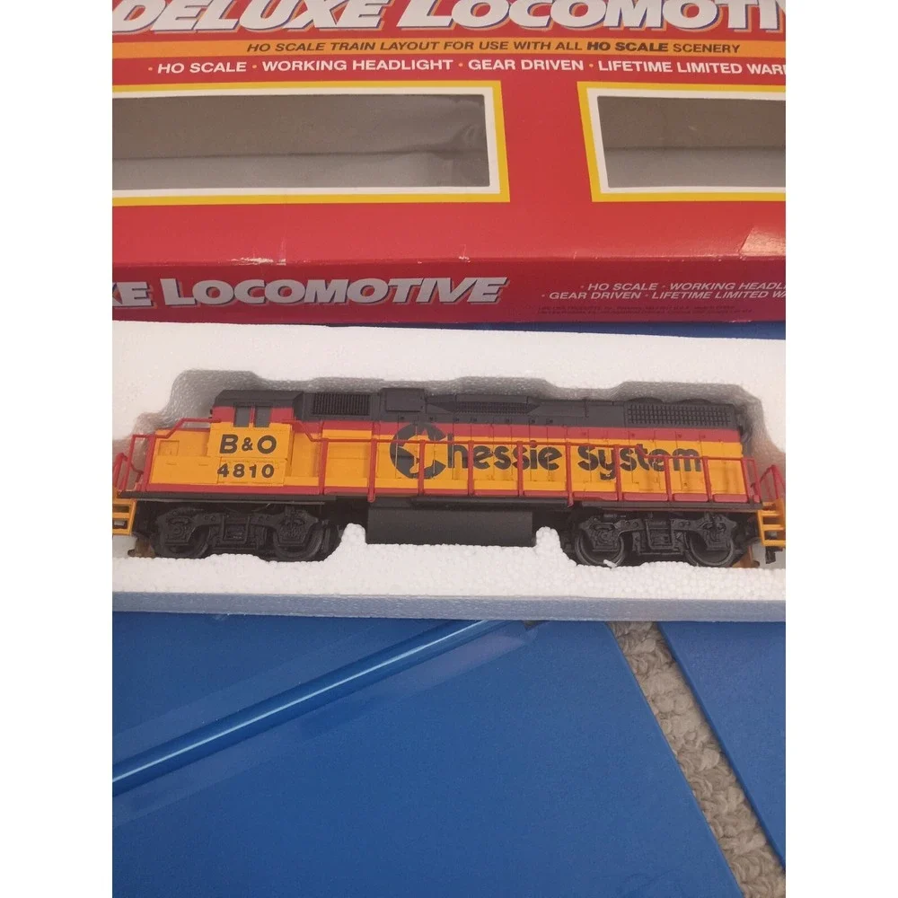 LIFELIKE‎ #8663  B&O CHESSIE SYSTEM Locomotive & Caboose #4810 w Box  HO